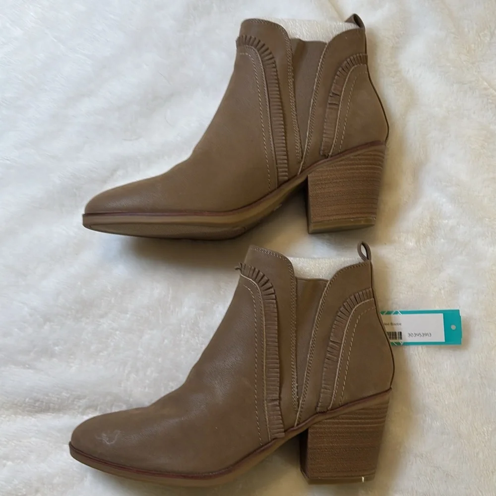 NWOB MIA Carrol Ruffle Heeled Bootie Sz 11
